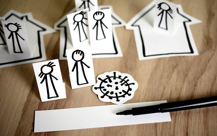 Gezeichnete Papiermännchen-Aufsteller auf gezeichneten Häuschen und Virus gezeichnet.